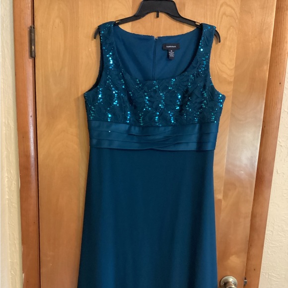 Green two-piece, formal dress - Picture 5 of 6